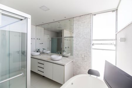 Casa de condomínio à venda com 464m², 4 quartos e 4 vagas Casa de condomínio à venda com 464m², 4 quartos e 4 vagasBanheiro da Suíte 1