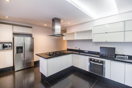 Casa de condomínio à venda com 464m², 4 quartos e 4 vagas Casa de condomínio à venda com 464m², 4 quartos e 4 vagasCozinha