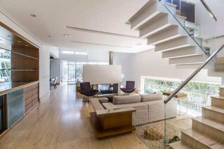 Casa de condomínio à venda com 464m², 4 quartos e 4 vagas Casa de condomínio à venda com 464m², 4 quartos e 4 vagasSala de TV