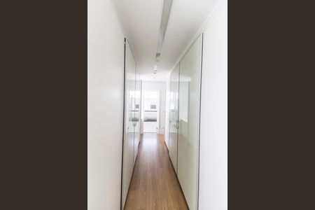 Casa de condomínio à venda com 464m², 4 quartos e 4 vagas Casa de condomínio à venda com 464m², 4 quartos e 4 vagasCloset da suíte 1