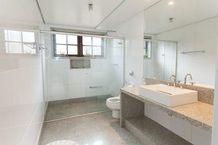 Casa de condomínio à venda com 450m², 3 quartos e 3 vagas Casa de condomínio à venda com 450m², 3 quartos e 3 vagasBanheiro da Suíte