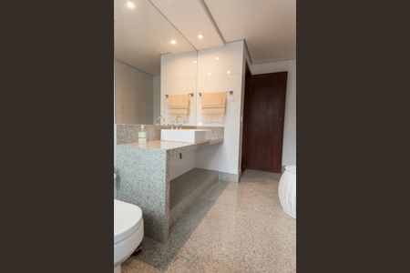 Casa de condomínio à venda com 450m², 3 quartos e 3 vagas Casa de condomínio à venda com 450m², 3 quartos e 3 vagasBanheiro da Suíte