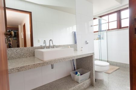 Casa de condomínio à venda com 450m², 3 quartos e 3 vagas Casa de condomínio à venda com 450m², 3 quartos e 3 vagasBanheiro Social