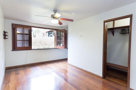 Casa de condomínio à venda com 450m², 3 quartos e 3 vagas Casa de condomínio à venda com 450m², 3 quartos e 3 vagassuite