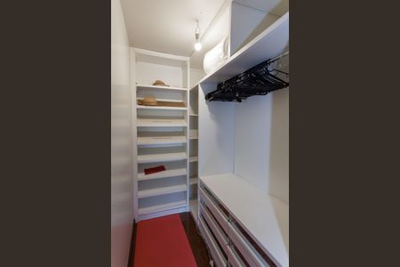 Casa de condomínio à venda com 450m², 3 quartos e 3 vagas Casa de condomínio à venda com 450m², 3 quartos e 3 vagasCloset da suíte