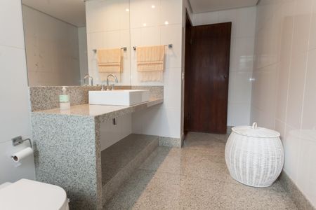 Casa de condomínio à venda com 450m², 3 quartos e 3 vagas Casa de condomínio à venda com 450m², 3 quartos e 3 vagasBanheiro da Suíte