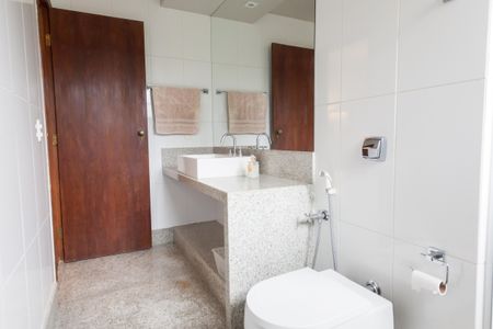 Casa de condomínio à venda com 450m², 3 quartos e 3 vagas Casa de condomínio à venda com 450m², 3 quartos e 3 vagasBanheiro Social