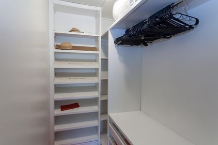 Casa de condomínio à venda com 450m², 3 quartos e 3 vagas Casa de condomínio à venda com 450m², 3 quartos e 3 vagasCloset da suíte