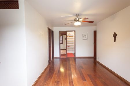 Casa de condomínio à venda com 450m², 3 quartos e 3 vagas Casa de condomínio à venda com 450m², 3 quartos e 3 vagassuite