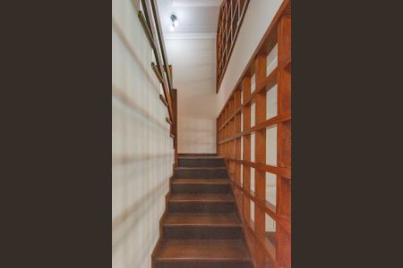 Casa para alugar com 400m², 4 quartos e 3 vagas Casa para alugar com 400m², 4 quartos e 3 vagasEscada Suítes