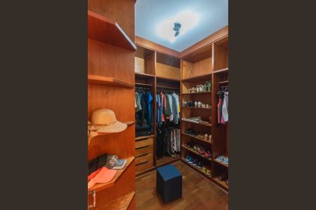 Casa para alugar com 400m², 4 quartos e 3 vagas Casa para alugar com 400m², 4 quartos e 3 vagasCloset da Suíte 1