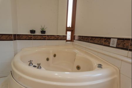 Casa para alugar com 400m², 4 quartos e 3 vagas Casa para alugar com 400m², 4 quartos e 3 vagasBanheiro da Suíte 1