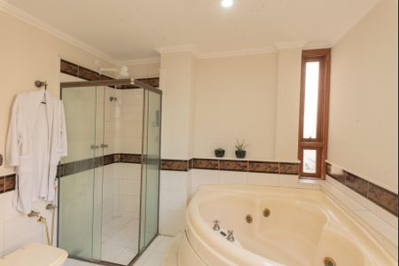 Casa para alugar com 400m², 4 quartos e 3 vagas Casa para alugar com 400m², 4 quartos e 3 vagasBanheiro da Suíte 1