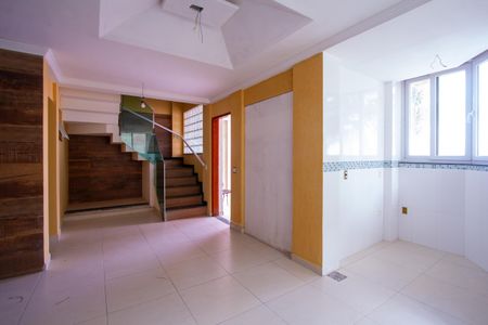 Casa para alugar com 500m², 6 quartos e 4 vagas Casa para alugar com 500m², 6 quartos e 4 vagasCozinha 2