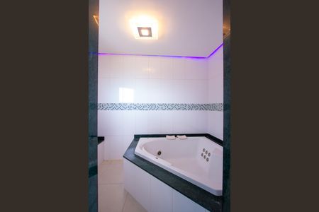 Casa para alugar com 500m², 6 quartos e 4 vagas Casa para alugar com 500m², 6 quartos e 4 vagasBanheiro da Suíte 1