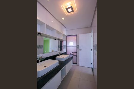 Casa para alugar com 500m², 6 quartos e 4 vagas Casa para alugar com 500m², 6 quartos e 4 vagasBanheiro da Suíte 1