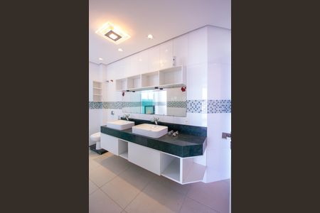 Casa para alugar com 500m², 6 quartos e 4 vagas Casa para alugar com 500m², 6 quartos e 4 vagasBanheiro da Suíte 1