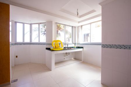 Casa para alugar com 500m², 6 quartos e 4 vagas Casa para alugar com 500m², 6 quartos e 4 vagasCozinha 2