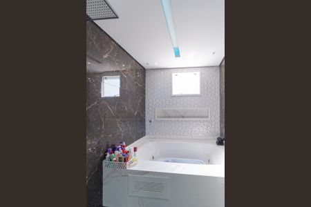 Casa à venda com 300m², 4 quartos e 8 vagas Casa à venda com 300m², 4 quartos e 8 vagasBanheiro da suíte