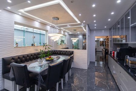 Casa à venda com 300m², 4 quartos e 8 vagas Casa à venda com 300m², 4 quartos e 8 vagasCozinha