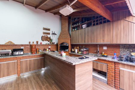 Casa à venda com 300m², 4 quartos e 8 vagas Casa à venda com 300m², 4 quartos e 8 vagasQuintal