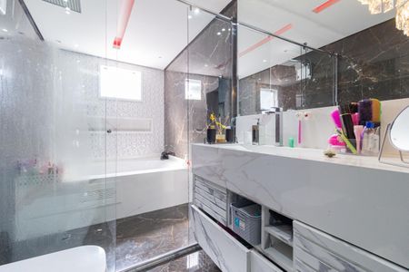 Casa à venda com 300m², 4 quartos e 8 vagas Casa à venda com 300m², 4 quartos e 8 vagasBanheiro da suíte