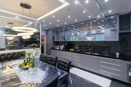 Casa à venda com 300m², 4 quartos e 8 vagas Casa à venda com 300m², 4 quartos e 8 vagasCozinha