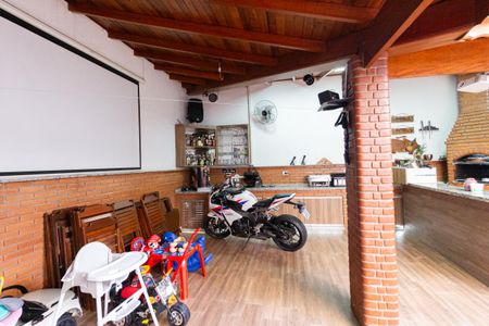 Casa à venda com 300m², 4 quartos e 8 vagas Casa à venda com 300m², 4 quartos e 8 vagasQuintal