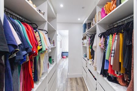 Casa à venda com 300m², 4 quartos e 8 vagas Casa à venda com 300m², 4 quartos e 8 vagasCloset