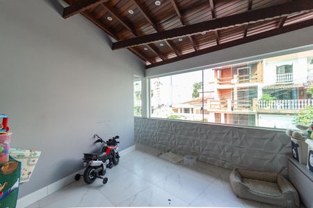 Casa à venda com 300m², 4 quartos e 8 vagas Casa à venda com 300m², 4 quartos e 8 vagasSacada