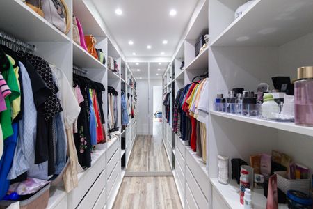 Casa à venda com 300m², 4 quartos e 8 vagas Casa à venda com 300m², 4 quartos e 8 vagasCloset