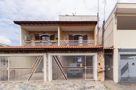 Casa à venda com 237m², 3 quartos e 4 vagas Casa à venda com 237m², 3 quartos e 4 vagasFachada