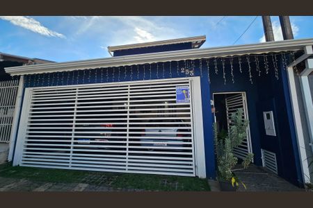 Casa à venda com 170m², 3 quartos e 2 vagas Casa à venda com 170m², 3 quartos e 2 vagasFachada