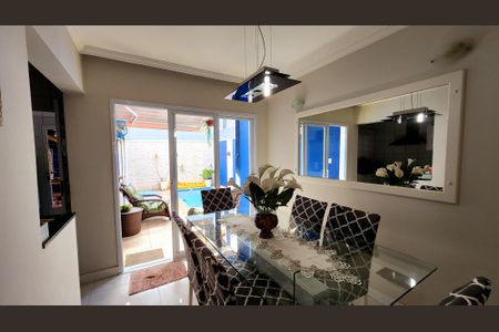 Casa à venda com 170m², 3 quartos e 2 vagas Casa à venda com 170m², 3 quartos e 2 vagasSala de Jantar