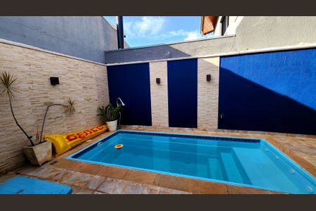 Casa à venda com 170m², 3 quartos e 2 vagas Casa à venda com 170m², 3 quartos e 2 vagasPiscina