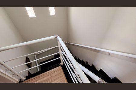 Casa à venda com 170m², 3 quartos e 2 vagas Casa à venda com 170m², 3 quartos e 2 vagasEscada