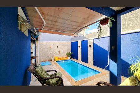 Casa à venda com 170m², 3 quartos e 2 vagas Casa à venda com 170m², 3 quartos e 2 vagasPiscina