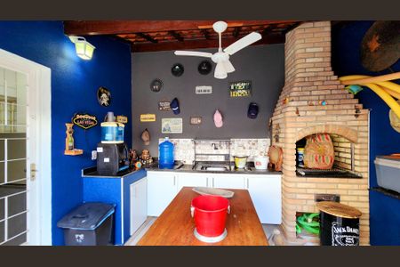 Casa à venda com 170m², 3 quartos e 2 vagas Casa à venda com 170m², 3 quartos e 2 vagasChurrasqueira