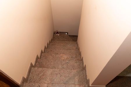 Casa à venda com 140m², 3 quartos e 2 vagas Casa à venda com 140m², 3 quartos e 2 vagasEscada