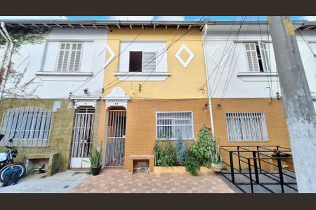 Casa à venda com 108m², 2 quartos e 1 vaga Casa à venda com 108m², 2 quartos e 1 vagaFachada