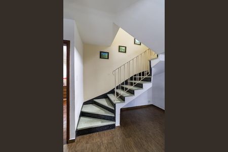 Casa à venda com 170m², 4 quartos e 2 vagas Casa à venda com 170m², 4 quartos e 2 vagasEscada