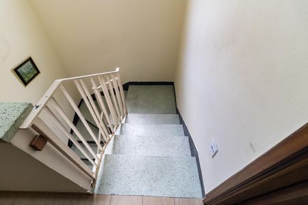 Casa à venda com 170m², 4 quartos e 2 vagas Casa à venda com 170m², 4 quartos e 2 vagasEscada