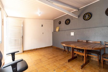 Casa à venda com 170m², 4 quartos e 2 vagas Casa à venda com 170m², 4 quartos e 2 vagasSalão/Churrasqueira