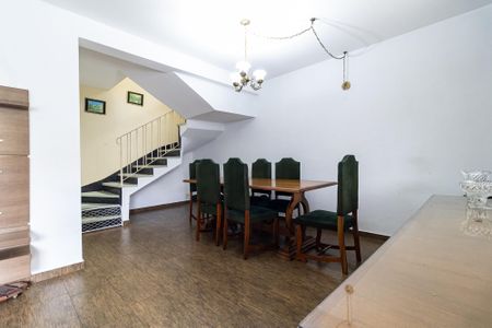 Casa à venda com 170m², 4 quartos e 2 vagas Casa à venda com 170m², 4 quartos e 2 vagasSala