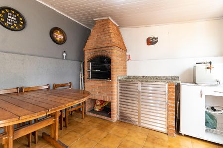 Casa à venda com 170m², 4 quartos e 2 vagas Casa à venda com 170m², 4 quartos e 2 vagasSalão/Churrasqueira