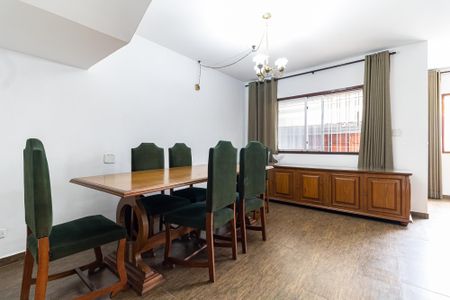 Casa à venda com 170m², 4 quartos e 2 vagas Casa à venda com 170m², 4 quartos e 2 vagasSala