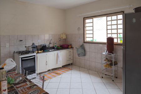 Casa à venda com 220m², 5 quartos e sem vaga Casa à venda com 220m², 5 quartos e sem vagaCozinha Casa 2