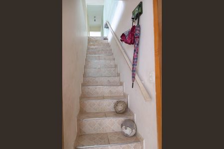 Casa à venda com 220m², 5 quartos e sem vaga Casa à venda com 220m², 5 quartos e sem vagaEscada Casa 2