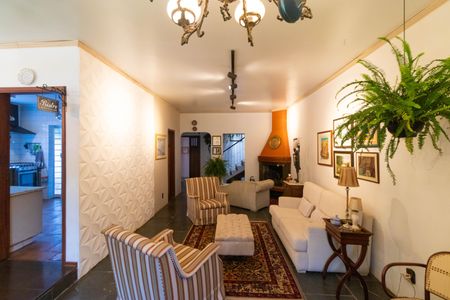 Casa à venda com 250m², 3 quartos e 3 vagas Casa à venda com 250m², 3 quartos e 3 vagasSala