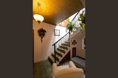 Casa à venda com 250m², 3 quartos e 3 vagas Casa à venda com 250m², 3 quartos e 3 vagasEscada